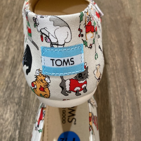 NWOT- Women’s Tom’s Belmont holiday cat shoes - Picture 4 of 6